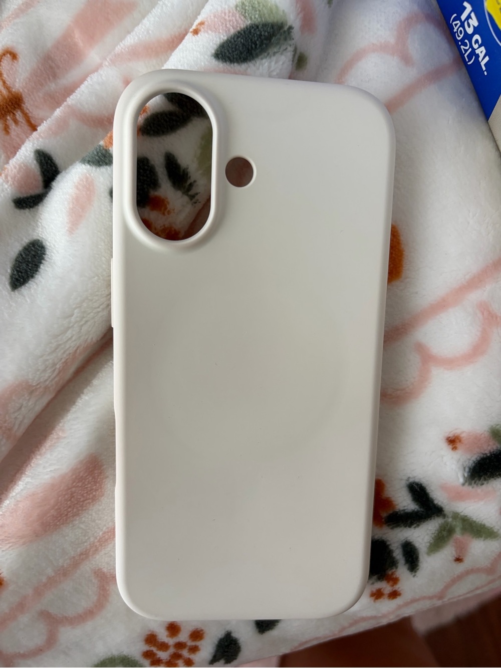 White iPhone 17 case
